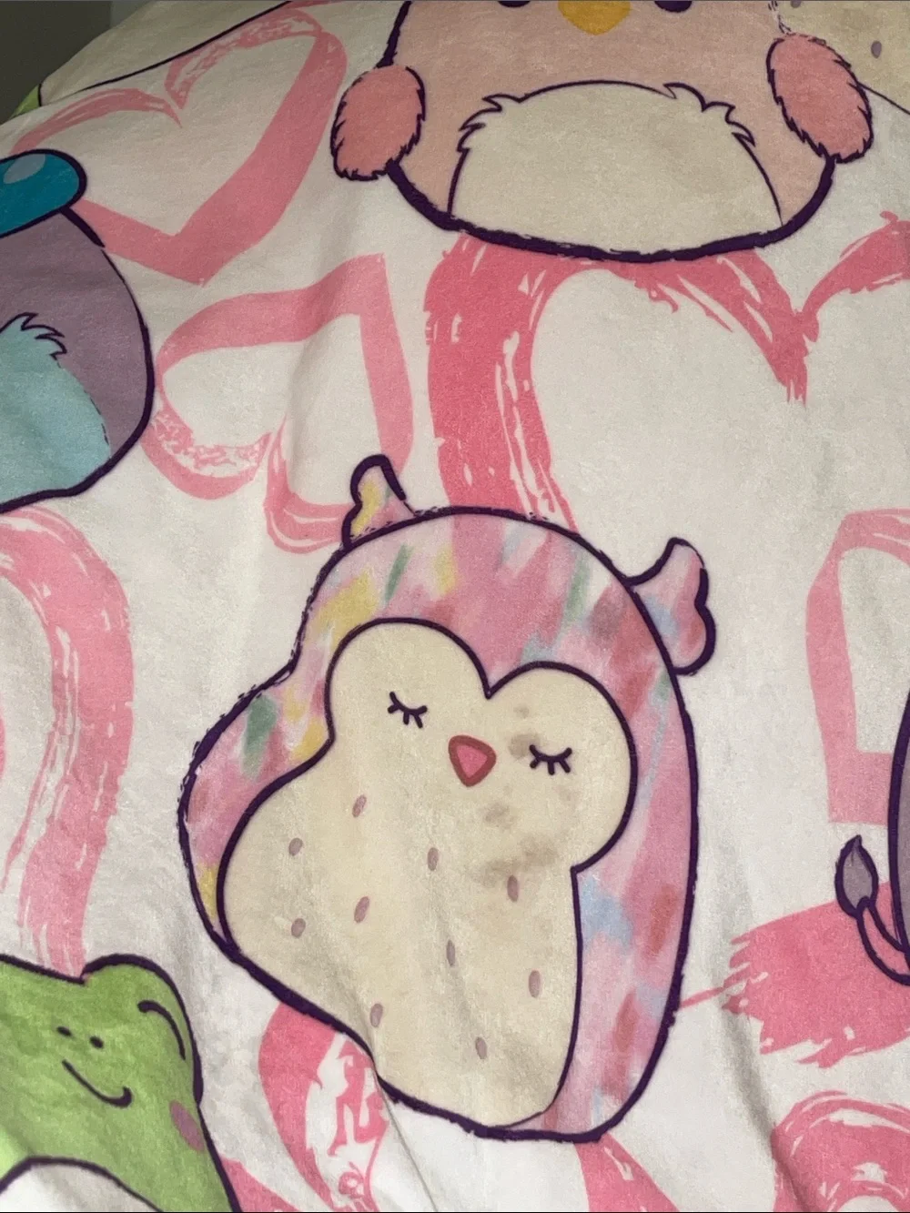 Squishmallows Snuggle Throw, Feelin Squishy (Hearts Background)